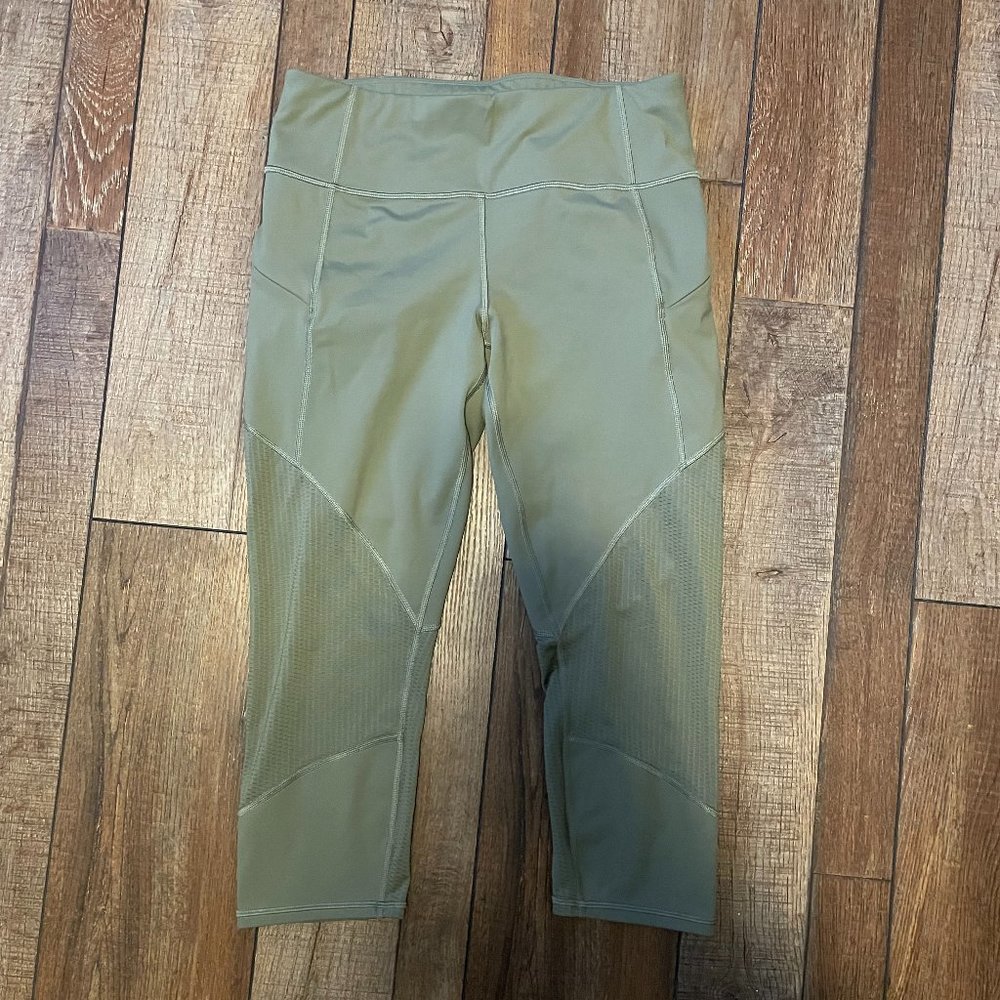 Athleta OliveMesh Contender Capri-Med